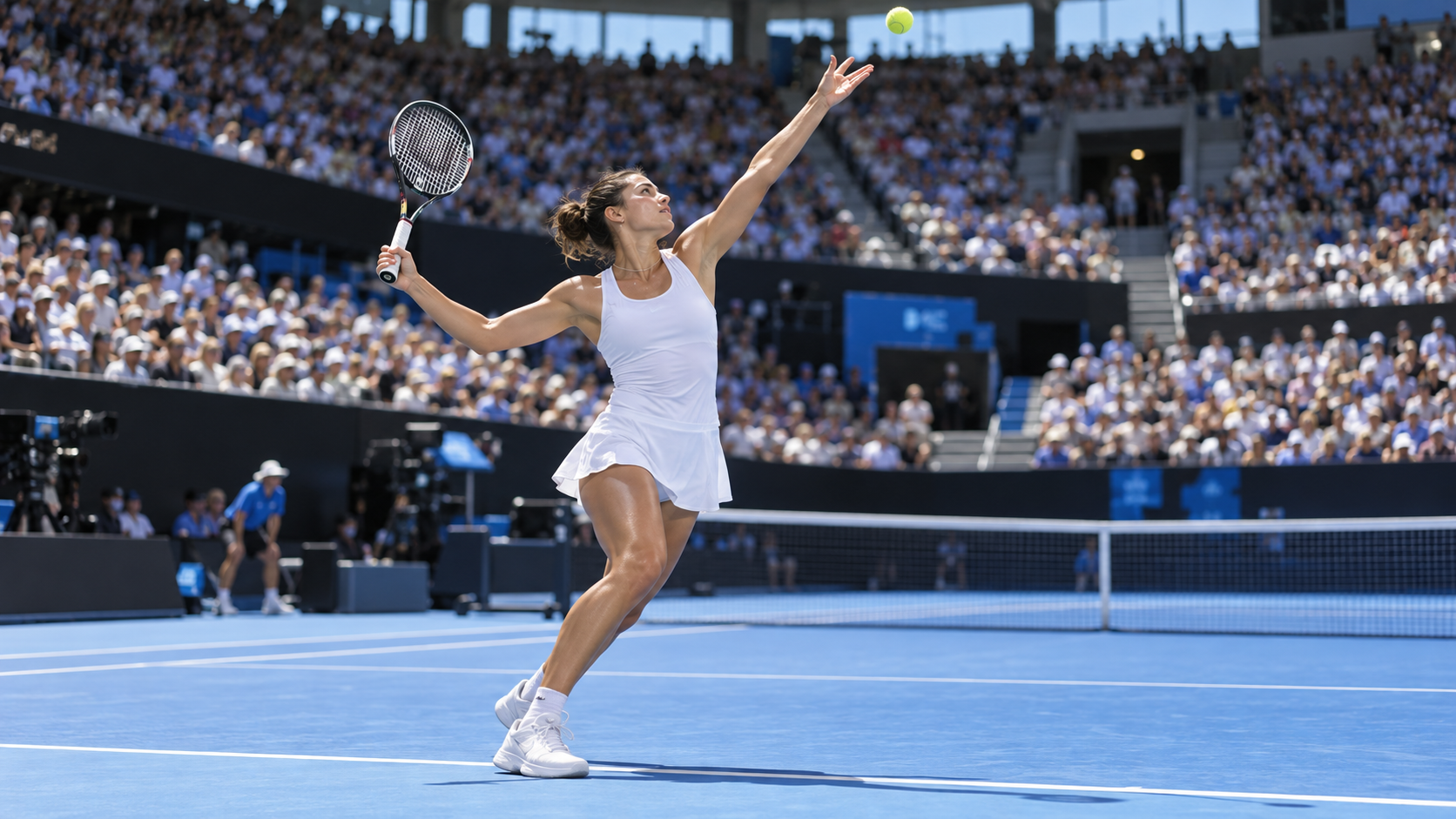 Eine Tennisspielerin schlägt auf einem blauen Hartplatz auf